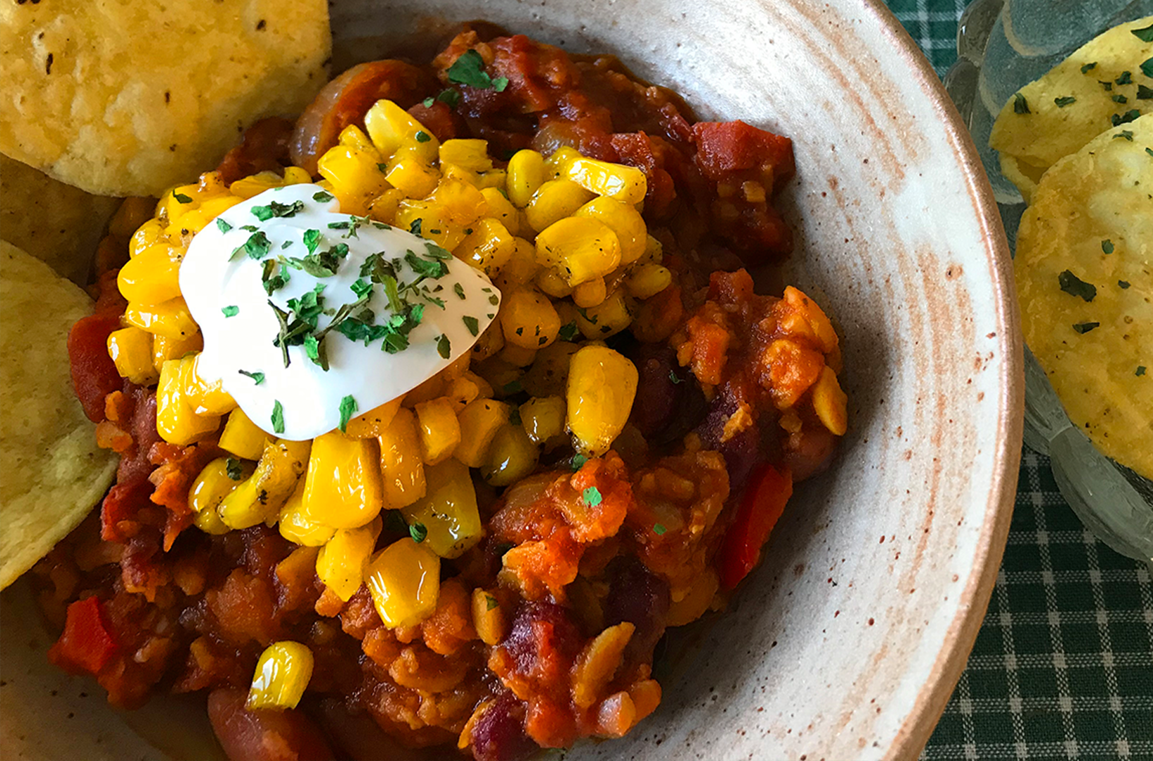 Chiligryta med lupintempeh och stekt majs