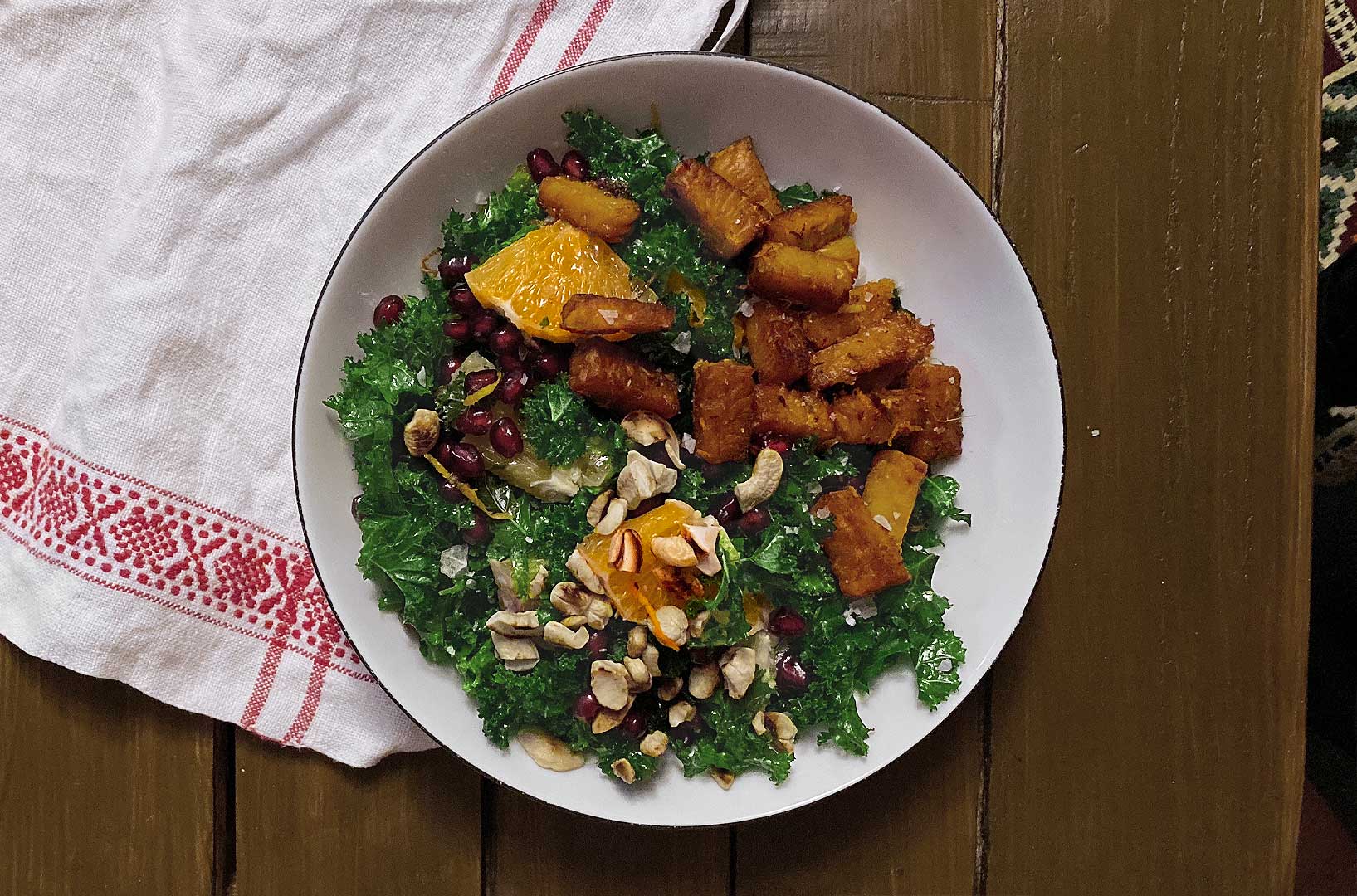 Grönkålssallad med saffransmarinerad tempeh, apelsin och granatäpple