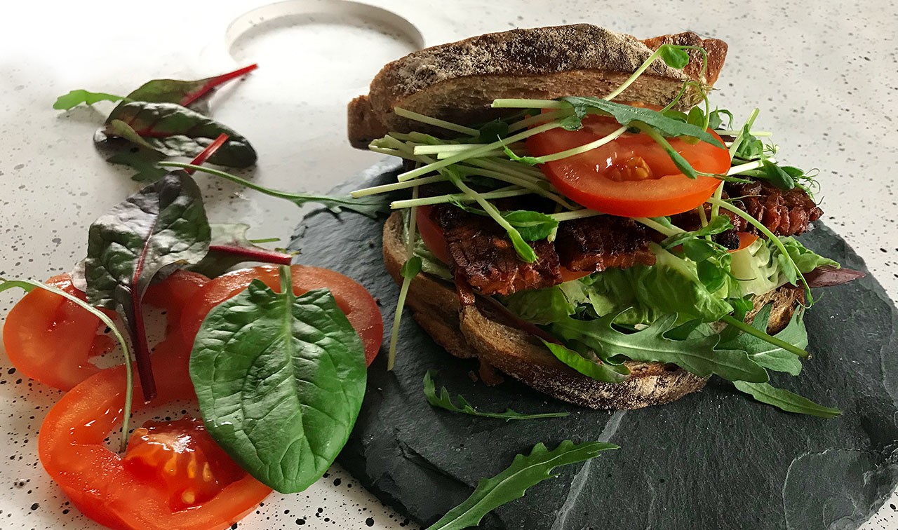 BLT med tempeh, sallad och tomat