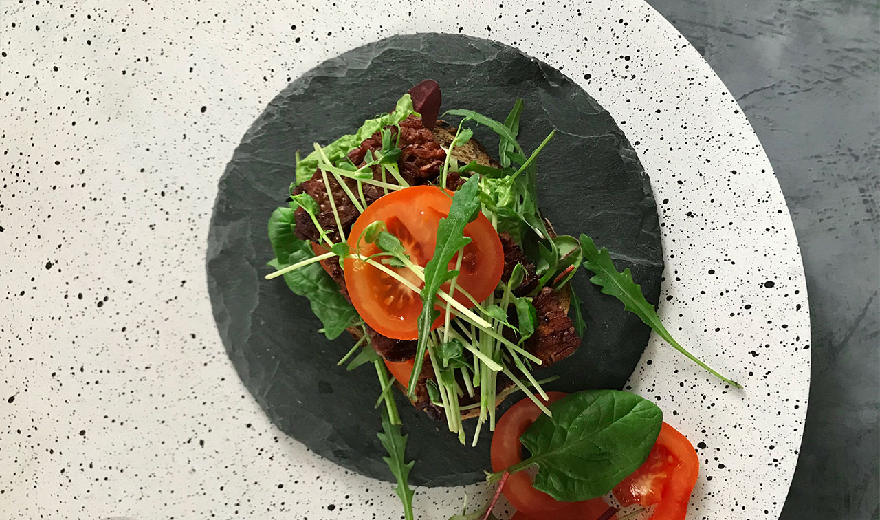 BLT med tempeh, tomat och sallad