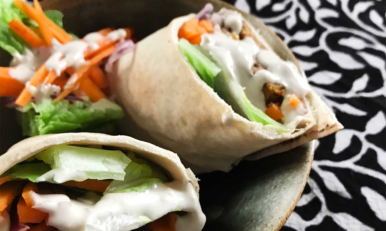 Wraps med tempeh, morot, sallad och tahinidressing