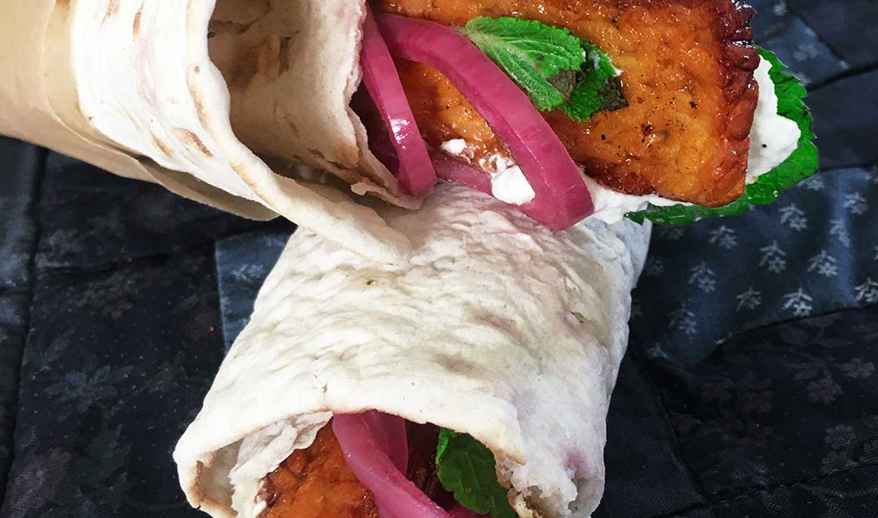 Tunnbrödrulle med syrlig tempeh och äpple