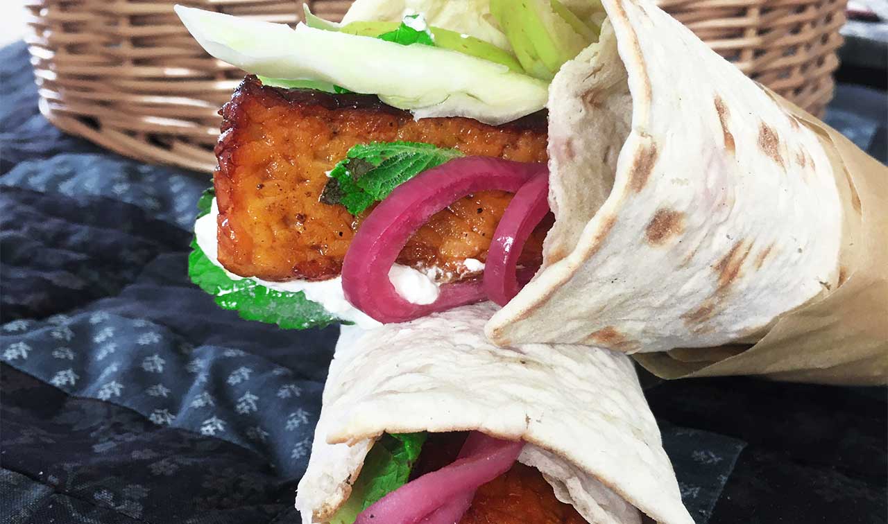 Tunnbrödrulle med syrlig tempeh och äpple